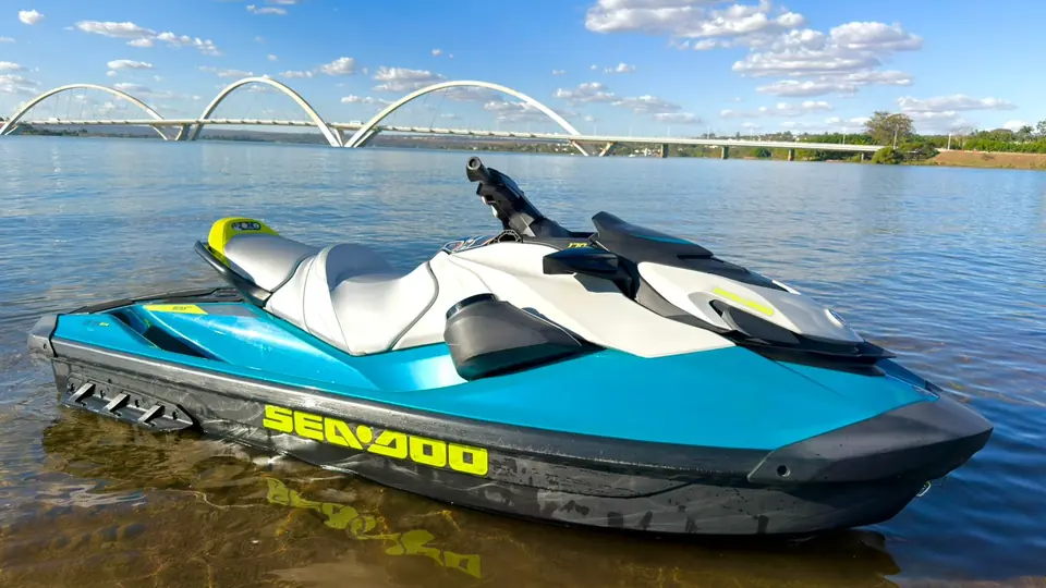 Jet ski Sea-Doo GTI SE 170 no Lago Paranoá com a Ponte JK ao fundo