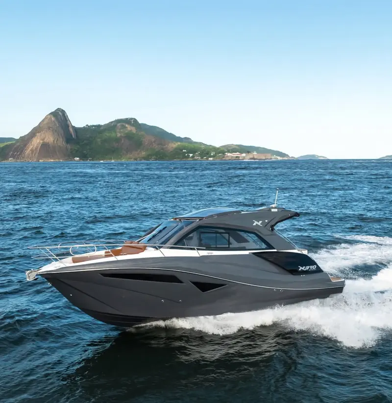 Lancha NX 370 Sport navegando em alta velocidade